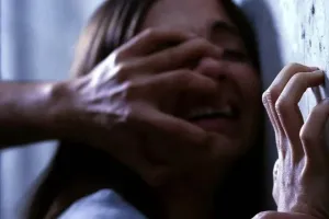 रामपुर : शौच करने गई किशोरी को बदमाशों ने दबोचा, शोर मचाने पर ब्लेड से हमला