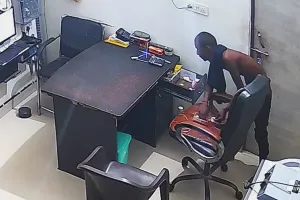 पीलीभीत: पेट्रोल पंप में चोरी की घटना सीसीटीवी में हुई कैद..चौकीदार की बाइक भी ले गया चोर