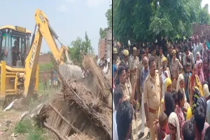 लखीमपुर खीरी : कड़े विरोध के बीच बुलडोजर चलाकर प्रशासन ने ढहाए 30 घर