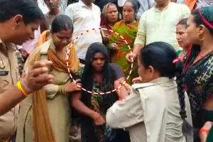 चौकी इंचार्ज का कारनामा: मंगलसूत्र नोचने वाली महिला की बाग से दिखाई गिरफ्तारी, अवैध शराब में की कार्रवाई