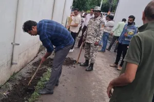 बरेली : नालियां चोक देख नगर आयुक्त ने खुद निकाली सिल्ट