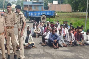 पीलीभीत: पूर्व मंत्री के घर के बाहर ग्रामीणों ने लगाया जाम, बीईओ के लिखित आश्वासन पर मानें..स्कूलों के विलय का मामला