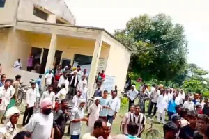 लखीमपुर खीरी : खाद के लिए पसीना बहाया, कर्मचारी ने थप्पड़ थमाया!