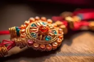 Raksha Bandhan 2025: बाजारीकरण के दौर में अब रक्षासूत्र भी किसी से कम नहीं, रिटर्न गिफ्ट बने ठोस चांदी के मेवा और मिष्ठान
