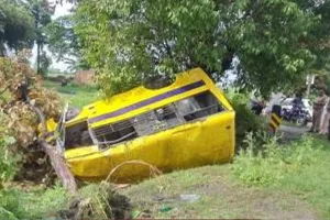 बिजनौर : स्कूल की बस पलटी, शिक्षिका सहित आठ बच्चे घायल