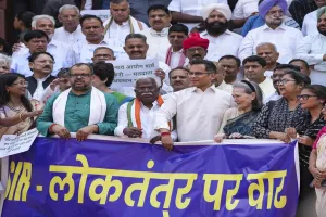 मानसून सत्र: सोनिया गांधी समेत कई विपक्षी सांसदों ने SIR के खिलाफ संसद परिसर में किया प्रदर्शन