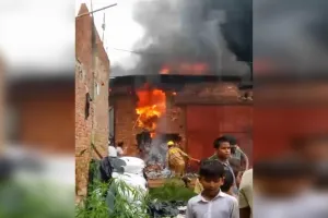 अमरोहा : कॉटनवेस्ट कारखाने में शार्ट सर्किट से लगी भीषण आग