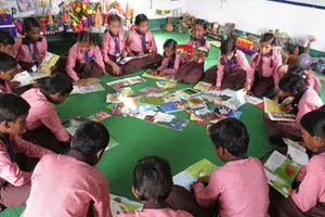 मुरादाबाद : स्कूलों के विलय को लेकर कांग्रेसियों का प्रदर्शन, एसडीएम को सौंपा ज्ञापन