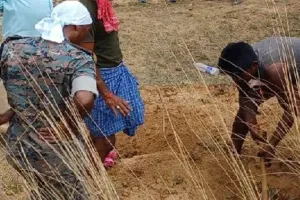 मुरादाबाद : पुलिस ने नवजात के शव को कब्र से निकालकर पोस्टमार्टम को भेजा