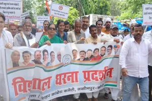 लखीमपुर खीरी : स्कूलों के मर्ज करने के विरोध में कांग्रेसियों ने कलेक्ट्रेट में किया प्रदर्शन