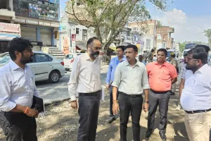 लखनऊ के मरी माता मंदिर पर सेतु का 88 प्रतिशत निर्माण पूरा: DM ने निरीक्षण कर दिए जल्द कार्य पूरा करने के निर्देश