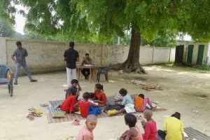 पेड़ के नीचे चल रहा प्राथमिक विद्यालय, 91 साल पुराने जर्जर भवन में पढ़ने को मजबूर बच्चे 
