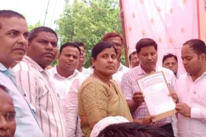 संतकबीरनगर में स्कूल विलय का विरोध: धरने पर शिक्षक, प्रधान, अभिभावक सहित रसोइया भी शामिल