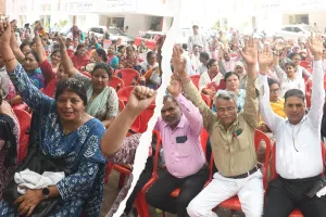 विलय को लेकर BSA ऑफिस में प्रदर्शन, शिक्षकों ने 10 सूत्रीय मांगों को लेकर दिया धरना