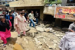  मुझे लोगों की दुर्दशा देखकर बहुत दुख हुआ... हिमाचल में तबाही के बाद मंडी पहुंचीं सासंद कंगना रनौत, कांग्रेस पर बोला हमला  