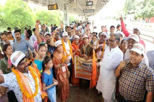 Amarnath Yatra: जौनपुर से 151 श्रद्धालुओं का जत्था रवाना, राज्यमंत्री ने दिखाई हरी झंडी