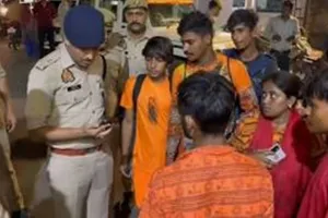 Kanwar Yatra 2025: महिला श्रद्धालु की कांवड़ पर मुस्लिम युवक ने थूका, कांवड़ियों ने किया हंगामा, आरोपी गिरफ्तार 