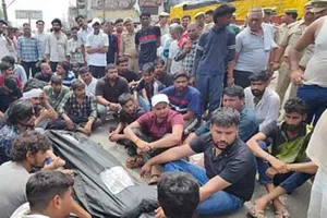 दूध व्यापारी की गोली मारकर हत्या, आक्रोशित ग्रामीणों ने किया हाईवे जाम, पुलिस प्रशासन के खिलाफ की नारेबाजी 