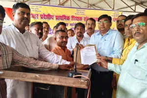 गोंडा: मांगों को लेकर प्राथमिक शिक्षक संघ ने भरी हुंकार, पुरानी पेंशन बहाल करने व स्कूलों का मर्जर रद्द करने की मांग