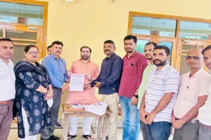 बाराबंकी: परिषदीय विद्यालयों के विलय का यूटा ने किया विरोध, मंत्री और विधायक को सौंपा ज्ञापन