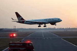 Lucknow Airport: लंदन से दिल्‍ली आ रही फ्लाइट की लखनऊ एयरपोर्ट पर इमरजेंसी लैंडिंग, विमान में सवार थे 300 यात्री