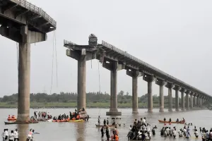 वडोदरा पुल हादसा : मृतकों की संख्या बढ़कर 19 पहुंची, लापता लोगों की तलाश अब भी जारी