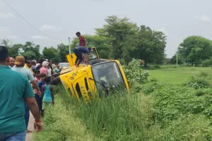 प्रयागराज: तेज रफ्तार स्कूल बस पलटी, 40 बच्चे घायल, नशे में था बस ड्राइवर, लगाया था इयरफोन