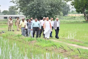 अयोध्या: मंत्री शाही ने नरेंद्र देव कृषि विश्वविद्यालय में धान रोपाई का किया निरीक्षण