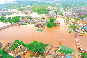 चित्रकूट में बाढ़ का कहर: नदियां उफनाईं, घर गिरने से दो की मौत, लोगों ने हाईवे पर लगाया जाम