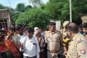 बाराबंकी: गांव के बाहर युवक का शव रखकर विरोध प्रदर्शन, पुलिस की लापरवाही पर भड़के परिजन 