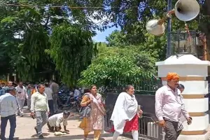  बहराइच: उपनिदेशक पंचायत के आश्वासन पर खत्म हुआ धरना, डीएम की कार्यशैली के विरोध में लामबंद हुए थे कर्मचारी