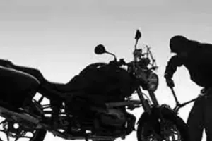 बाराबंकी में बेखौफ चारों ने सिपाही की बाइक समेत दो वाहन किए पार, जांच में जुटी पुलिस 