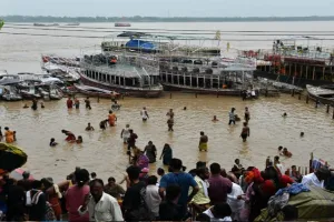 वाराणसी में गंगा उफान पर, गली में हुई गंगा आरती, पूरी तरह डूबे मणिकर्णिका और हरिश्चंद्र श्मशान घाट