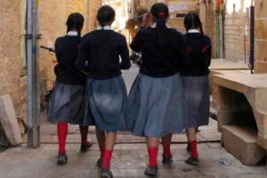 बाराबंकी: स्कूल में दो छात्राओं की अचानक बिगड़ी तबीयत, मचा हड़कंप