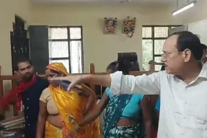 बाराबंकी: छोटी बहू ने किया झगड़ा तो सास ने बड़ी के नाम की जमीन, उपनिबंधक कार्यालय में हुआ जमकर हंगामा 