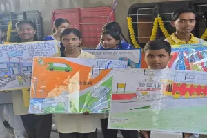 लखनऊ: अमृत भारत एक्सप्रेस का हुआ जोरदार स्वागत, यात्रियों को दिया गुलाब का फूल