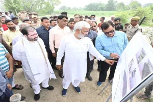 बाराबंकी: जल शक्ति मंत्री ने बाढ़ संभावित क्षेत्र का लिया जायजा, ग्रामीण बोले- सिर्फ औपचारिकता