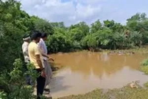 Jhansi News: झांसी में लगातार हो रही बारिश से गांव बना टापू, फंसे ग्रामीण