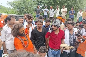 सुलतानपुर: कुएं में मिले गोवंशों के कटे सिर, ग्रामीणों का फूटा गुस्सा, हाईवे जाम कर किया प्रदर्शन