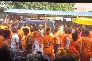 बस्ती में गुस्साये कांवड़ियों ने फूंका पुलिस का बैरियर, जानें पूरा मामला