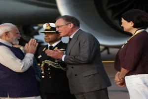 प्रधानमंत्री मोदी पहुंचे लंदन, भारतीय समुदाय ने गर्मजोशी से किया स्वागत 