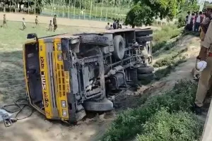 सीतापुर में रफ्तार का कहर: अनियंत्रित होकर खंती में गिरी स्कूल बस, चारवाहा की मौत, 15 बच्चे घायल