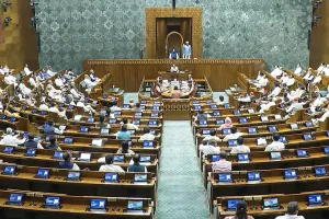 मानसून सत्र: विपक्ष सांसदों के हंगामे के चलते लोकसभा की कार्यवाही स्थगित, राज्यसभा में दी गई 6 सदस्यों को विदाई 