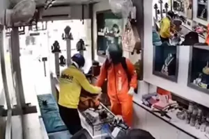 गाजियाबाद में दिनदहाड़े डकैती: डिलीवरी बॉय बनकर आए बदमाशों ने ज्वेलर्स शॉप से लूटे लाखों के गहने