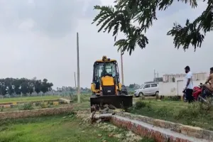 बाराबंकी: अवैध प्लॉटिंग पर चला बुलडोजर, निर्माण ध्वस्त  