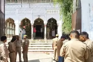 मंदिर में पूजा करने आई युवती पर सिरफिरे आशिक ने की गोलियों की बौछार, पुलिस ने एनकाउंटर में आरोपी को दबोचा