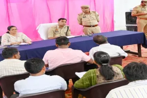  बाराबंकी: शिकायत निस्तारण में ढिलाई पर नाराज हुए एसपी, 55 शिकायतों का किया गया निस्तारण