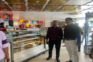 बाराबंकी में खाद्य सुरक्षा विभाग की बड़ी कार्रवाई, 35 किलो नमकीन नष्ट, 6.76 लाख मूल्य का मैदा सीज