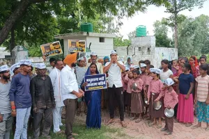 बाराबंकी : स्कूल मर्जर के विरोध में AAP का जोरदार प्रदर्शन, शंख व थालियां बजाकर सरकार के फैसले का किया विरोध