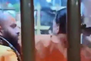 विंध्यवासिनी धाम में पंडों के बीच जमकर चले लात-घूंसे, मूकदर्शक बने रहे पुलिसकर्मी, 4 के खिलाफ केस दर्ज 